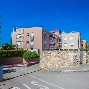 Dora Near Sea And Center With Private Garage Porec